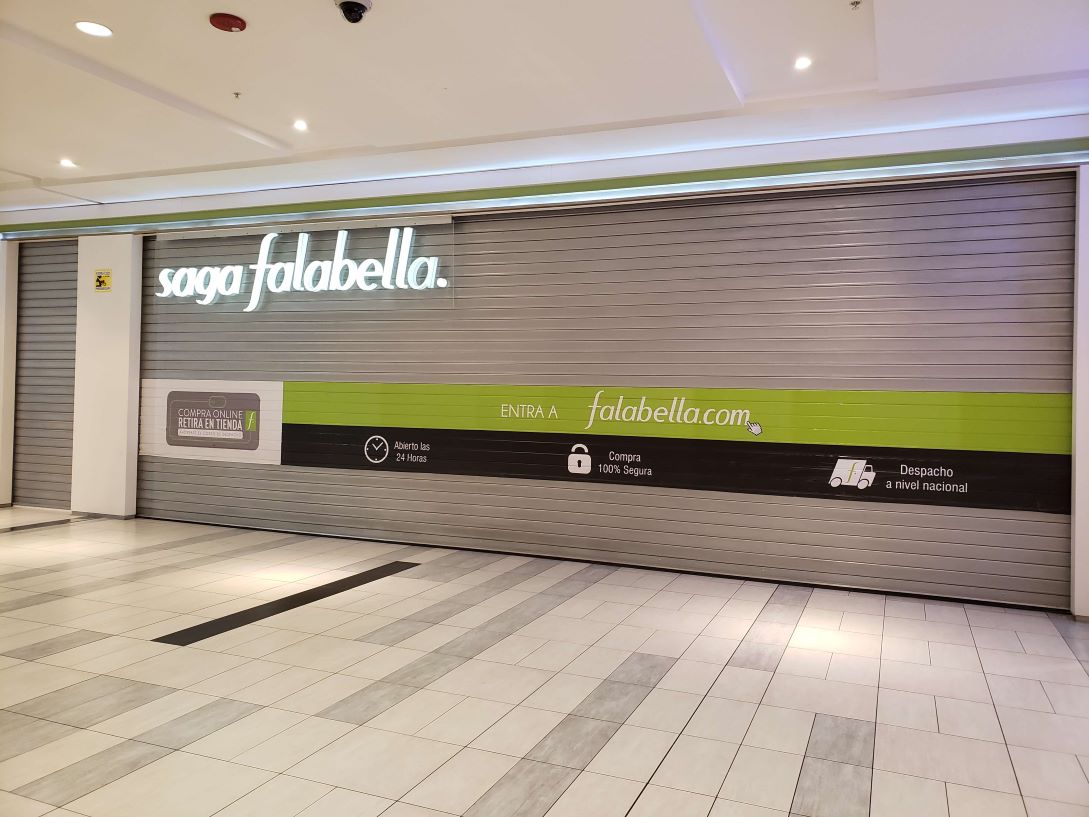 Puerta enrollable metálica comercial Cassadó instalada en tienda Saga Falabella para seguridad en retail