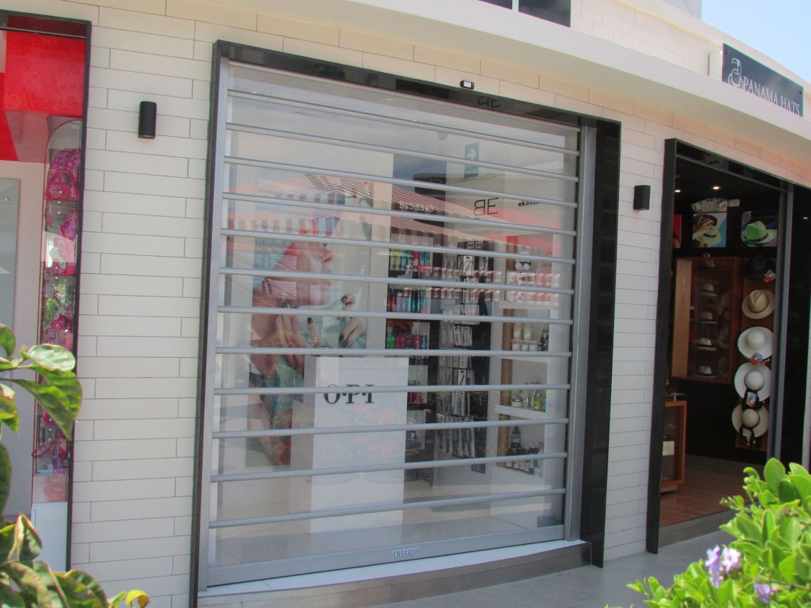 Puerta enrollable Polivista en tienda OPI de Larcomar, con policarbonato transparente que mejora la iluminación del local y mantiene visibilidad con seguridad.