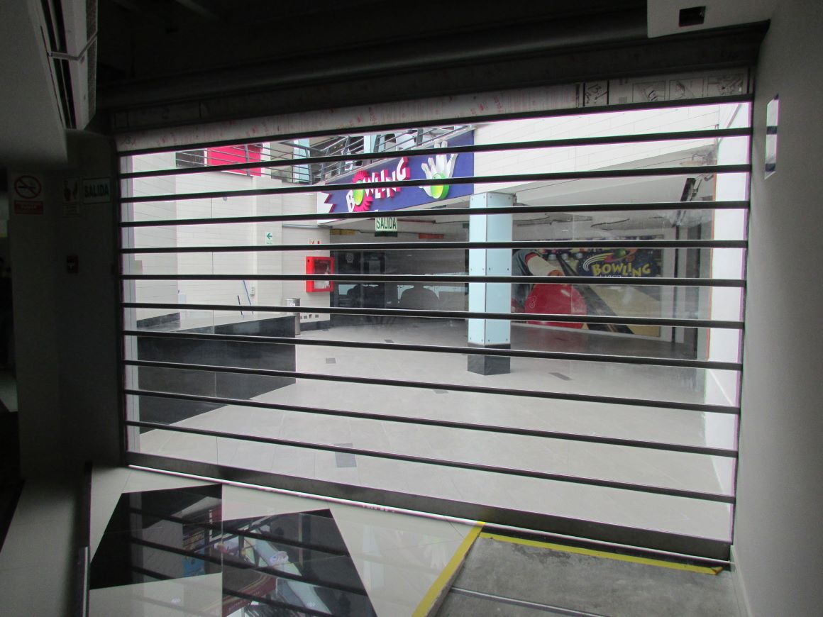 Puerta enrollable Polivista instalada en Larcomar, con paneles de policarbonato que permiten una exhibición abierta, mayor ingreso de luz y resguardo del local.