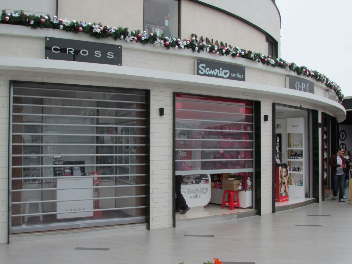 Puertas enrollables Polivista instaladas en Larcomar, con paneles de policarbonato que permiten exhibición continua, alta visibilidad y protección del local.