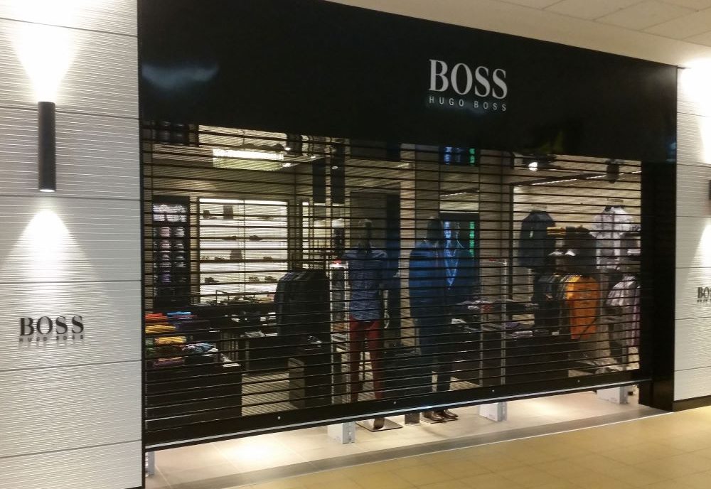 Puerta enrollable metálica Full Vision Cassadó con visibilidad y ventilación para locales comerciales