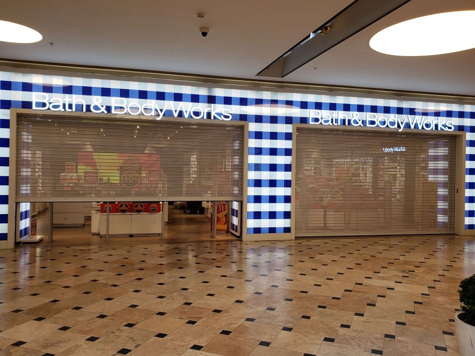 Puerta enrollable metálica Full Vision instalada en tienda Bath & Body Works del Jockey Plaza, con microperforado que favorece la ventilación, visibilidad y protección del local.