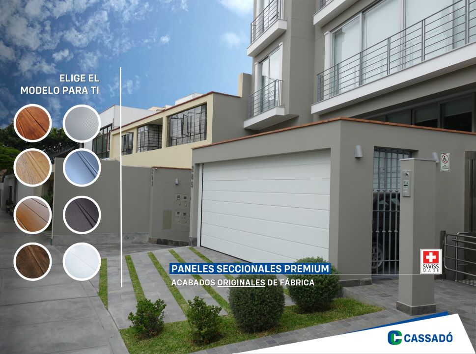 Puerta seccional de garaje en color blanco instalada en vivienda, con apertura vertical y variedad de diseños que se adaptan a la estética del hogar.