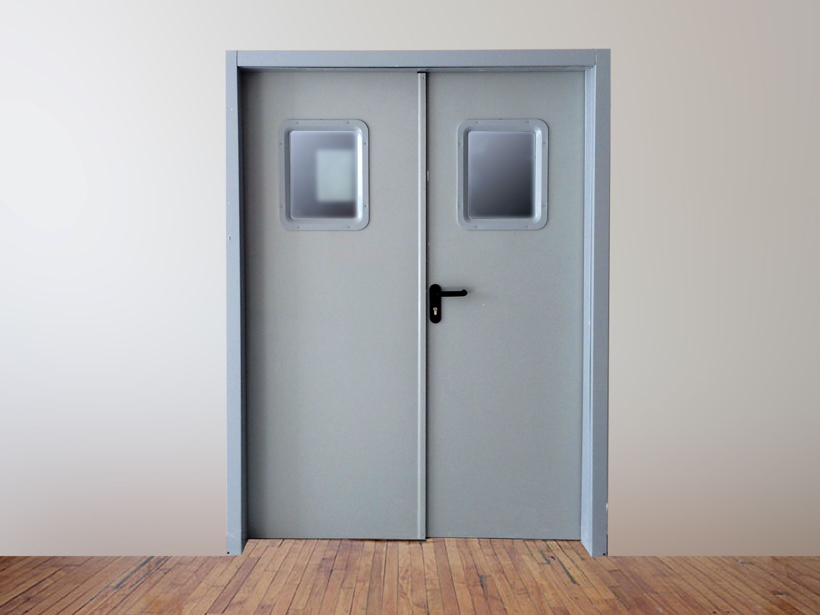 Puerta cortafuego de dos hojas instalada en edificio, diseñada para contener incendios y facilitar la evacuación, disponible en configuraciones de una o más hojas y registros de uno o varios compartimentos.