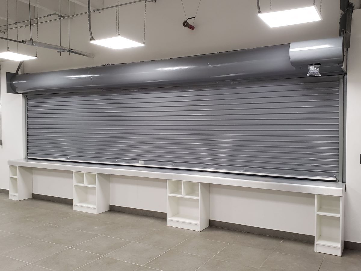 Puerta enrollable metálica Cassadó en planta industrial para control de acceso y seguridad operativa