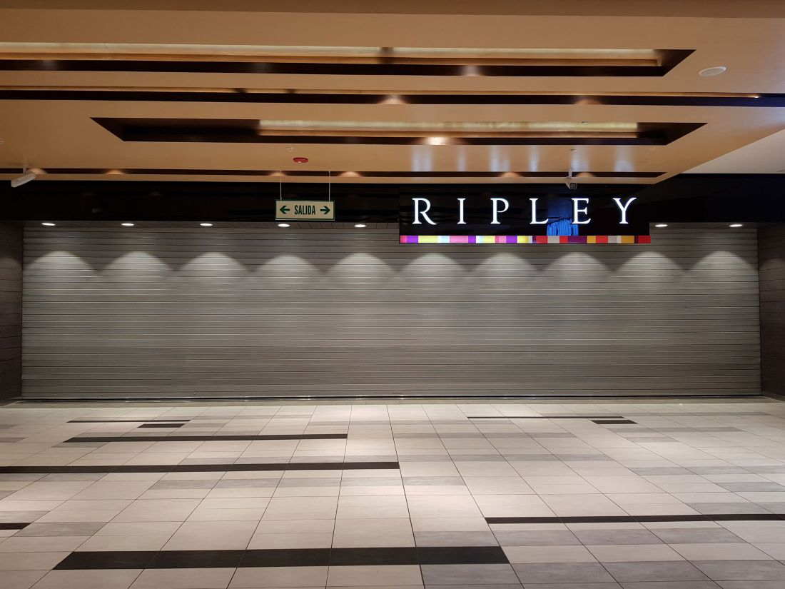 Puerta enrollable metálica comercial Cassadó instalada en tienda Ripley para seguridad en retail en Perú