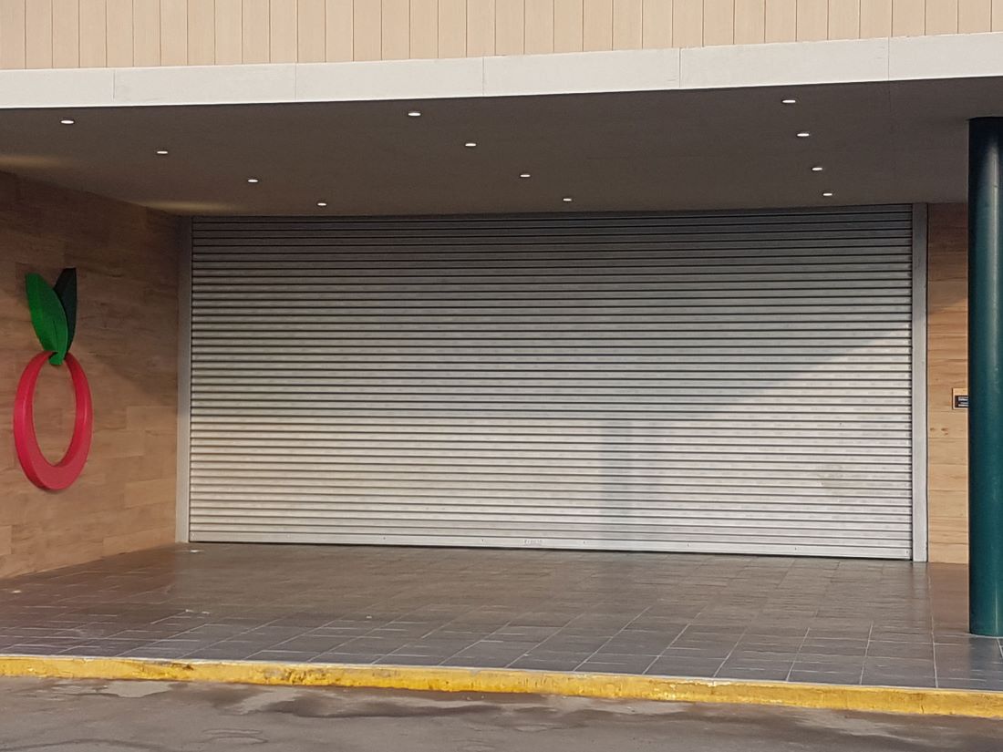 Puerta enrollable metálica comercial Cassadó instalada en Vivanda Perú para seguridad en la industria