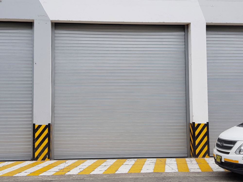 Puerta metálica enrollable Cassadó fabricada con acero galvanizado de alta resistencia para locales comerciales