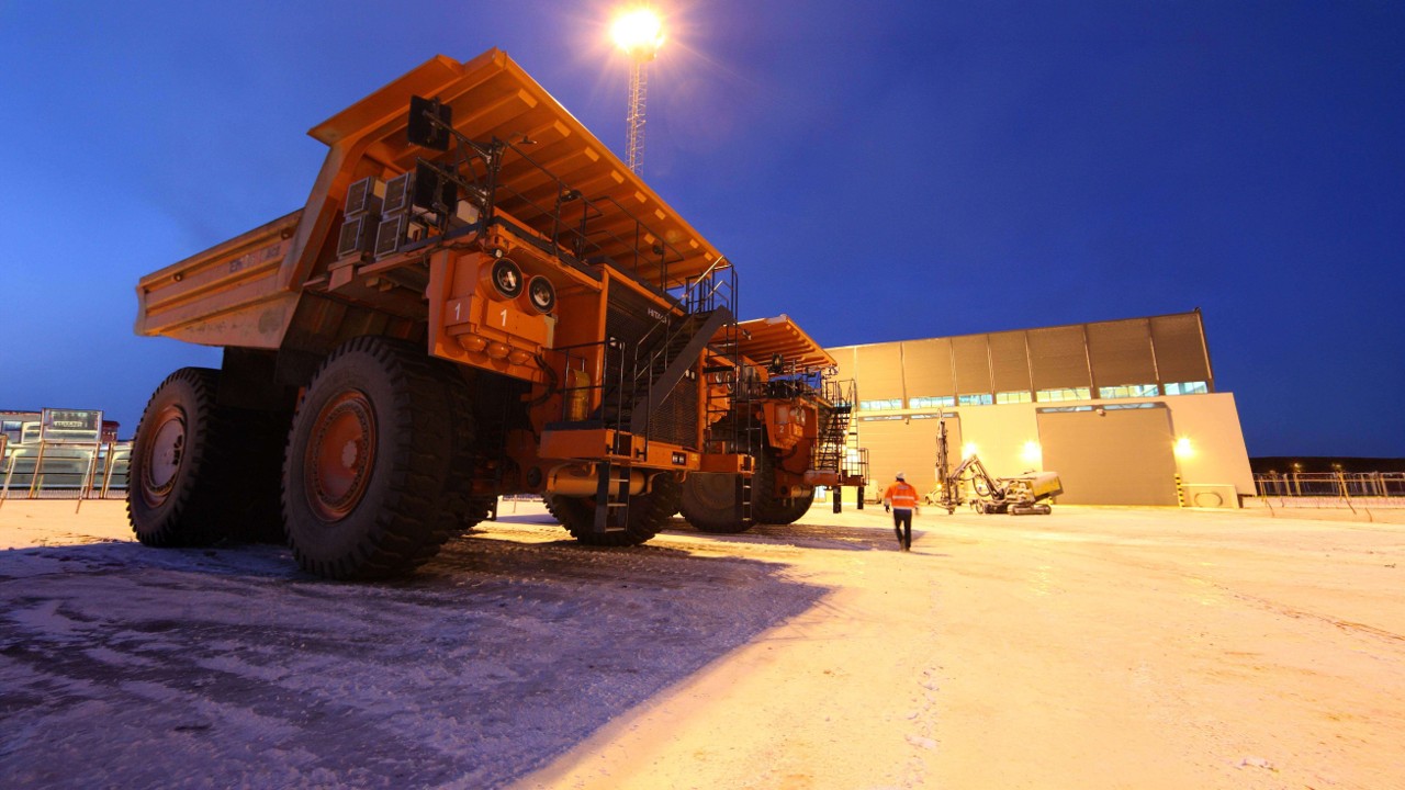Puertas plegables de PVC para hangares en hangar minero con maquinaria de gran tamaño, permiten apertura libre total, alta resistencia al viento y operación confiable en condiciones extremas de polvo, suciedad y climas agresivos.