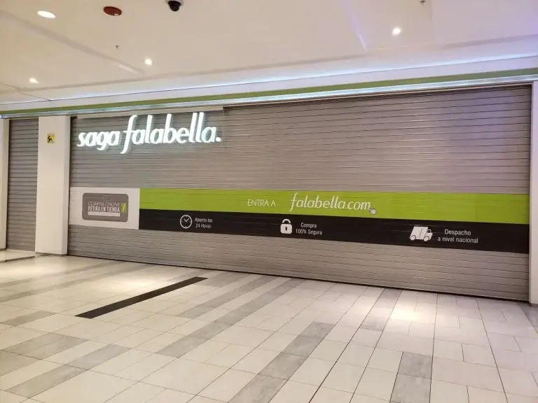 Puerta enrollable metálica comercial Cassadó instalada en tienda Saga Falabella para seguridad en retail