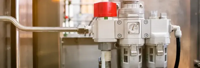 Unidad FRL con lubricador de línea de aire comprimido para sistemas neumáticos industriales.