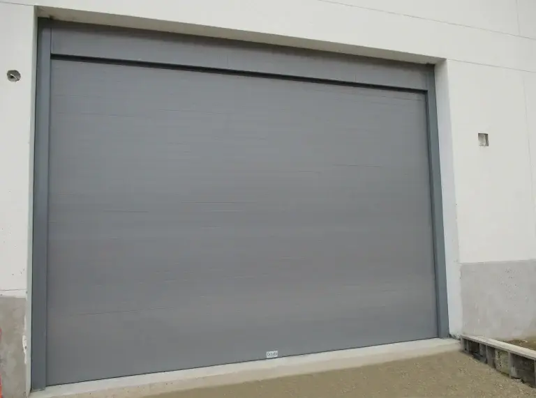 Puerta enrollable de aluminio Aluroll Cassadó para tiendas y centros comerciales