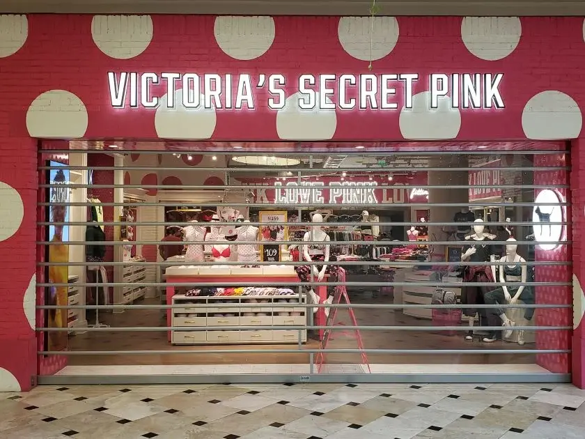 Puerta enrollable Polivista Cassadó en tienda Victoria’s Secret PINK del Jockey Plaza, con paneles de policarbonato que permiten visualización del interior, mayor entrada de luz y protección del espacio.
