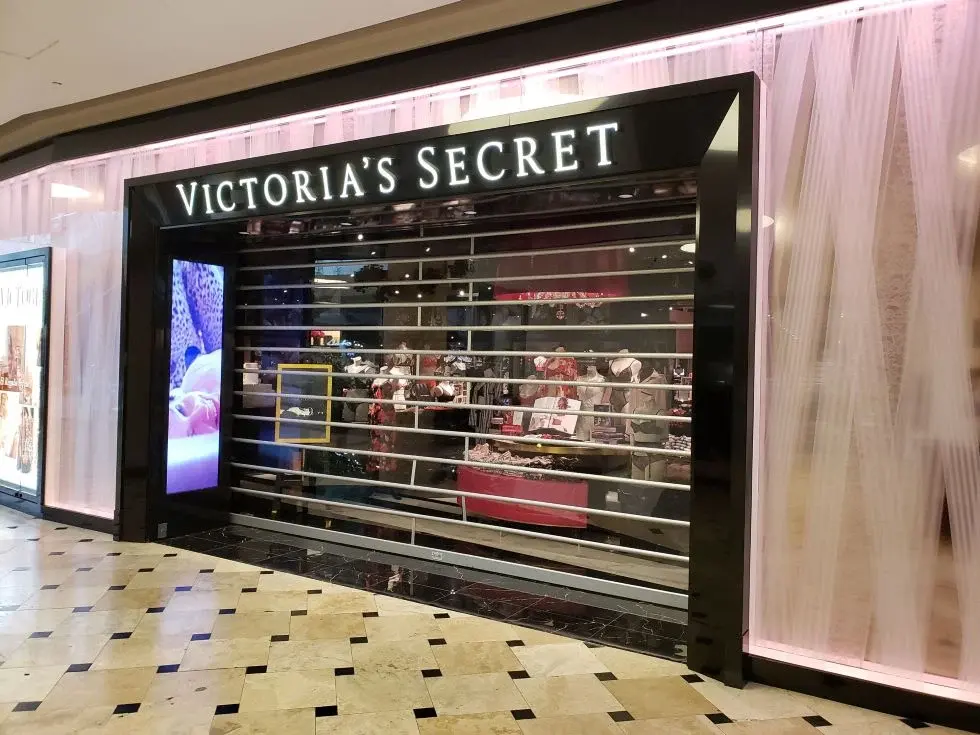 Puerta enrollable Polivista Cassadó instalada en tienda Victoria’s Secret del Jockey Plaza, con paneles de policarbonato que aportan transparencia, exhibición permanente y resguardo del local.