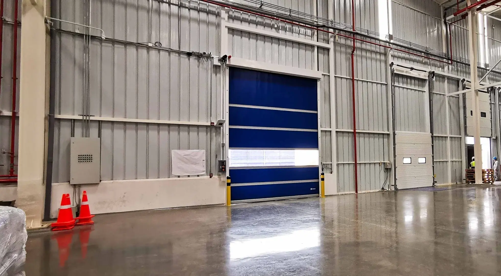 Puerta rápida de PVC FastMax en industria