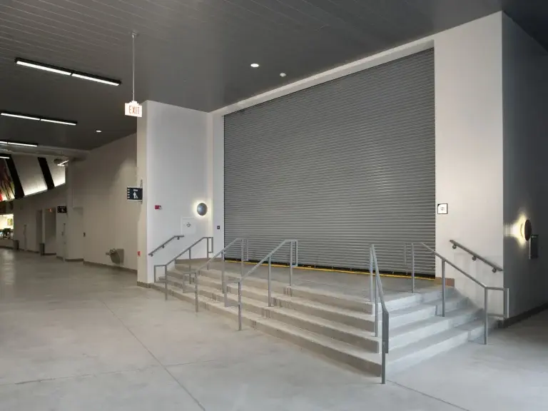 Puerta enrollable cortafuego instalada en entorno industrial, diseñada para activarse automáticamente ante emergencia, formando una barrera que sectoriza el incendio y limita la propagación del fuego.