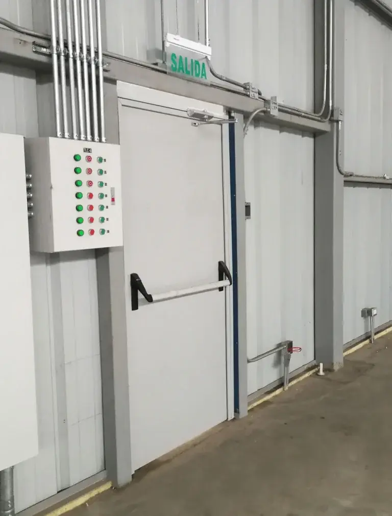 Puertas y registros cortafuego instalados en entorno industrial, diseñados para controlar incendios, limitar la propagación del fuego y facilitar la evacuación, cumpliendo normas y certificaciones vigentes en Perú.
