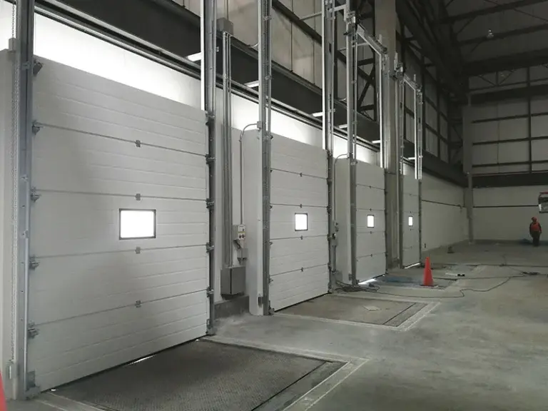 Puerta seccional industrial Cassadó para plantas y centros logísticos en Perú