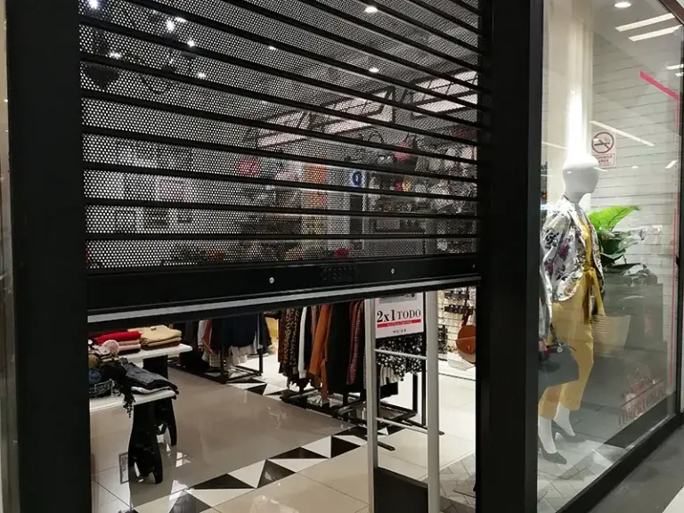 Puerta enrollable comercial Cassadó instalada en centro comercial para seguridad de accesos en Perú