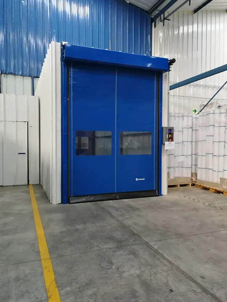 Puerta rápida Fastzipp Cassadó para control de acceso y flujo en almacenes industriales en Perú